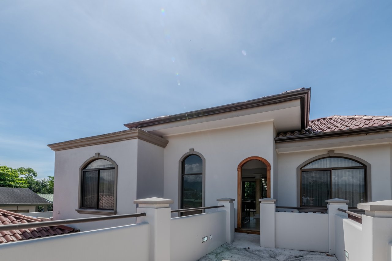 Luxury Home with Pool, Bar Area & Resort-Level Amenities | 5br, 4ba in Perez Zeledon 