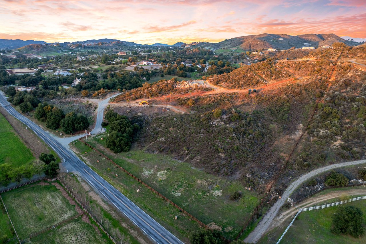 39948 Avenida La Cresta
