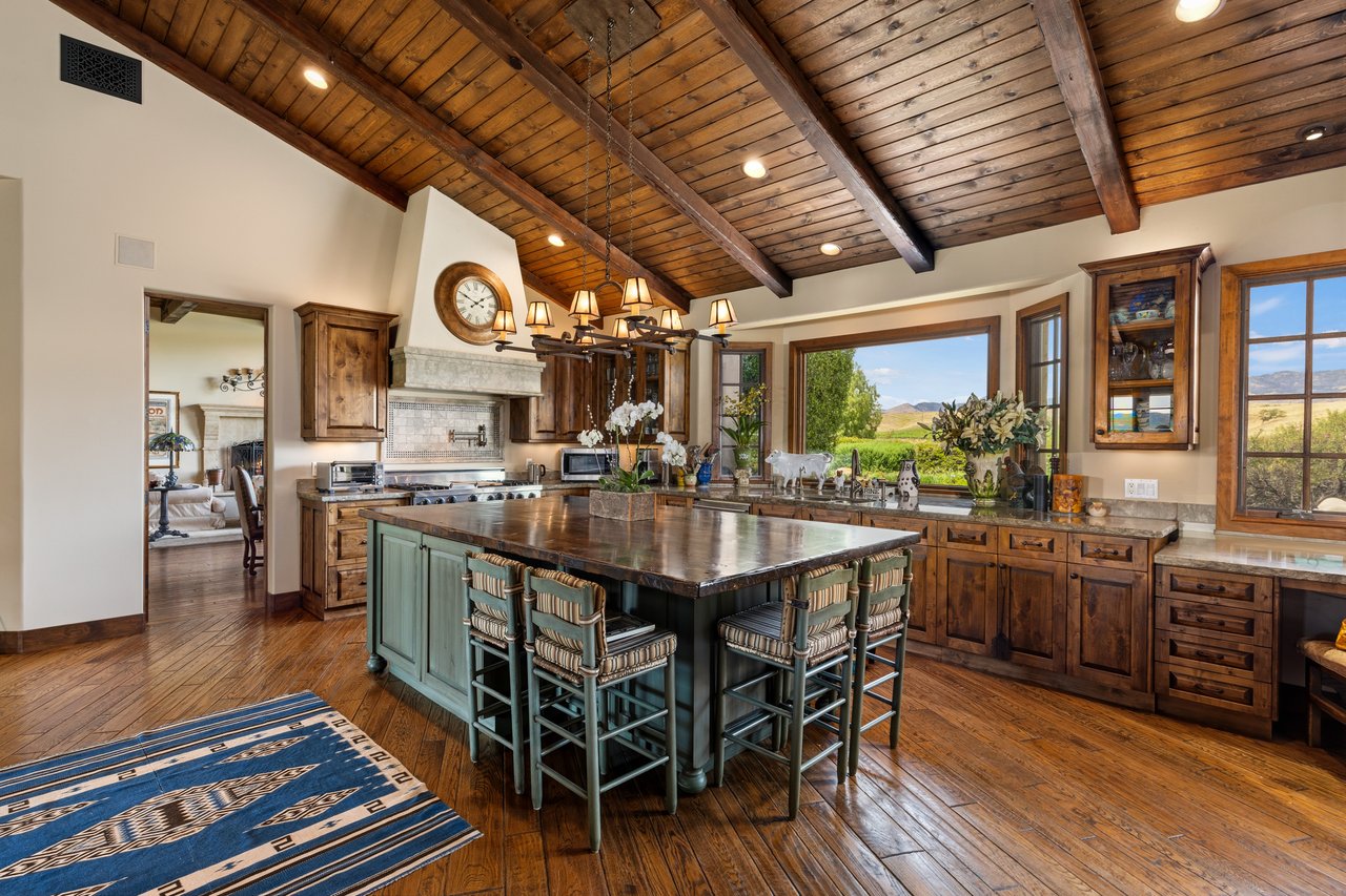 Hacienda-Style Retreat with Breathtaking Mountain Views