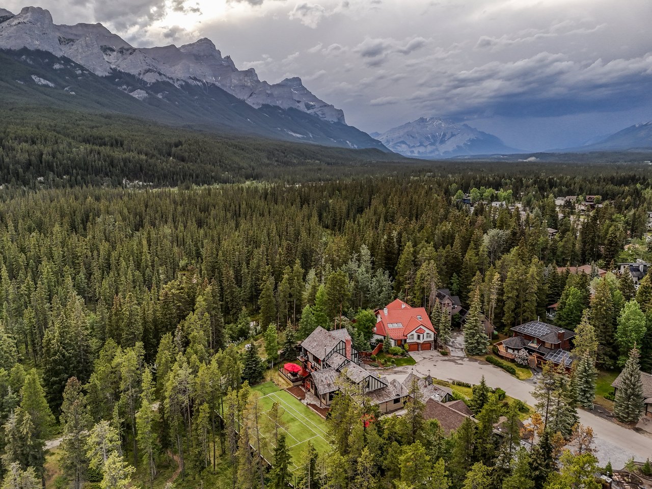 Private Mountain Retreat on Nearly Half an Acre