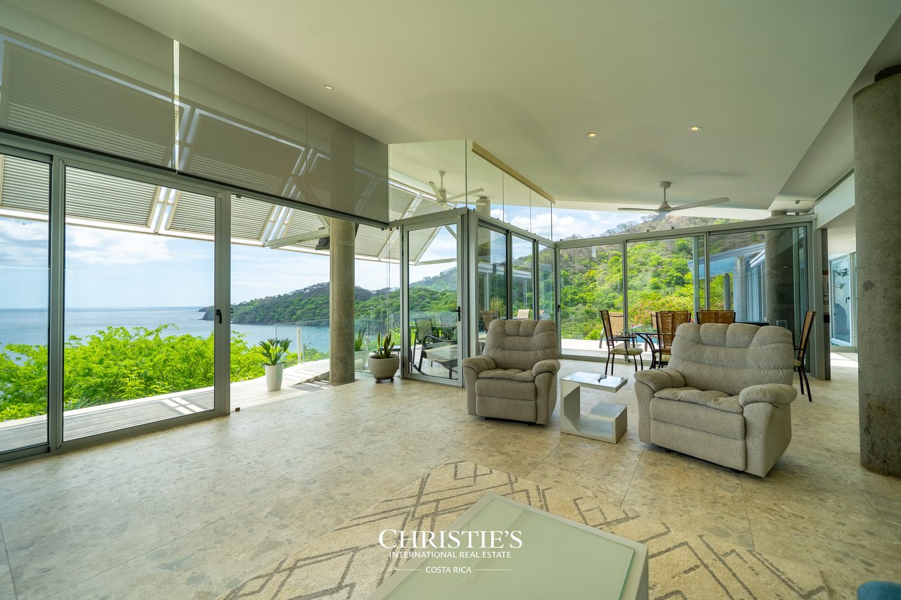 Casa Holmes: Award-Winning Glass House with Ocean Views