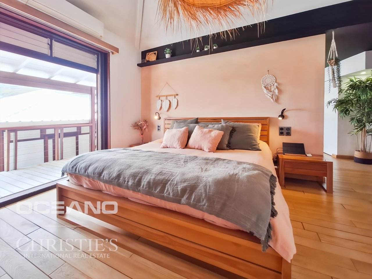 Magnificent sea-view villa + 3 bungalows