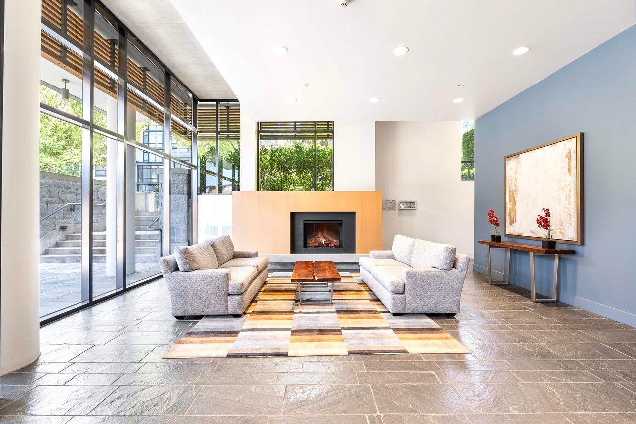 210-5989 Iona Dr