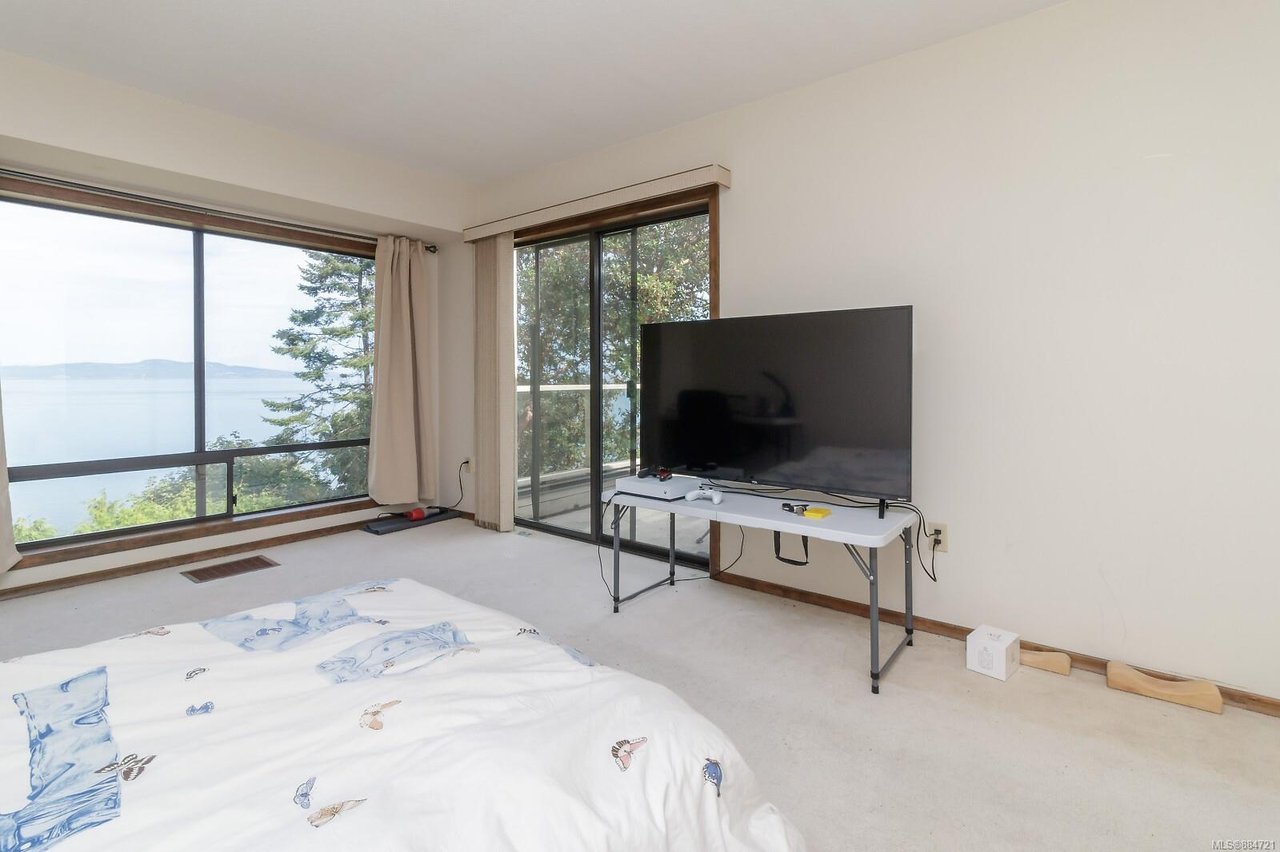 2270 Arbutus Rd