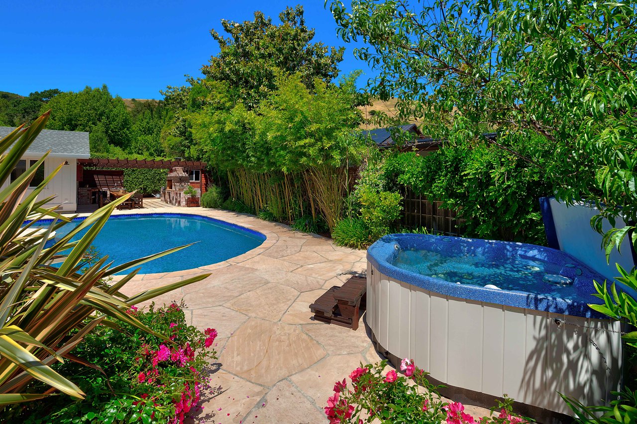 39 Dutch Valley Lane, San Anselmo