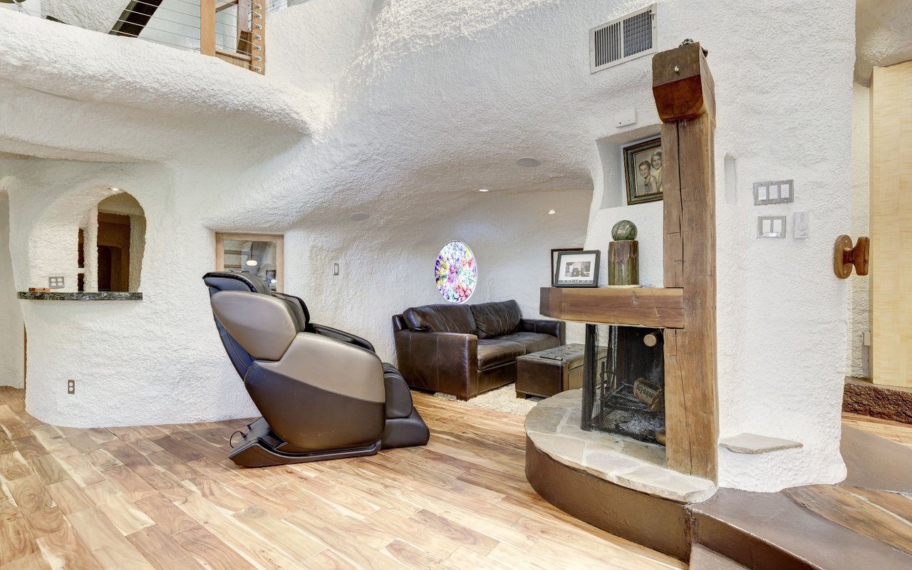 Mushroom House: 4949 Allan Rd