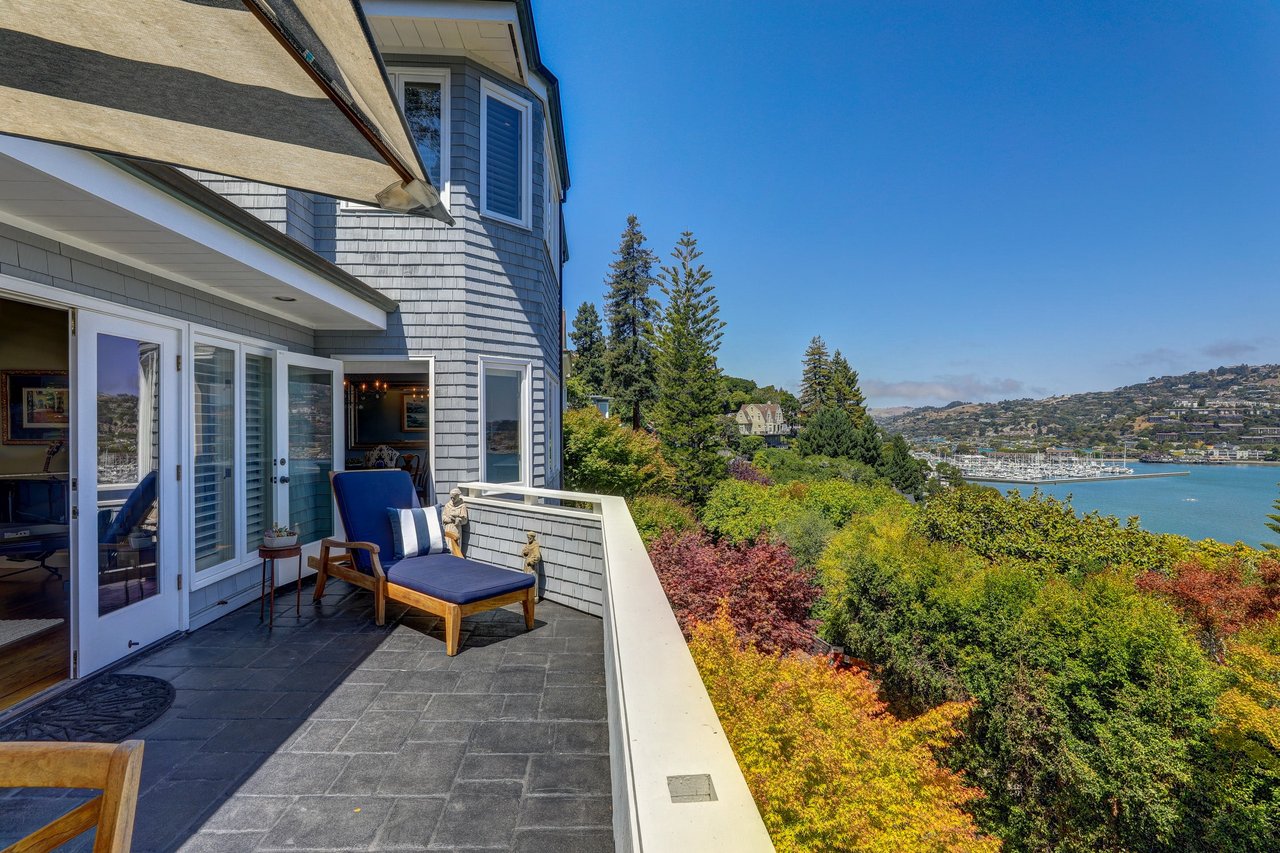 Stylish Residence Overlooking the Bay