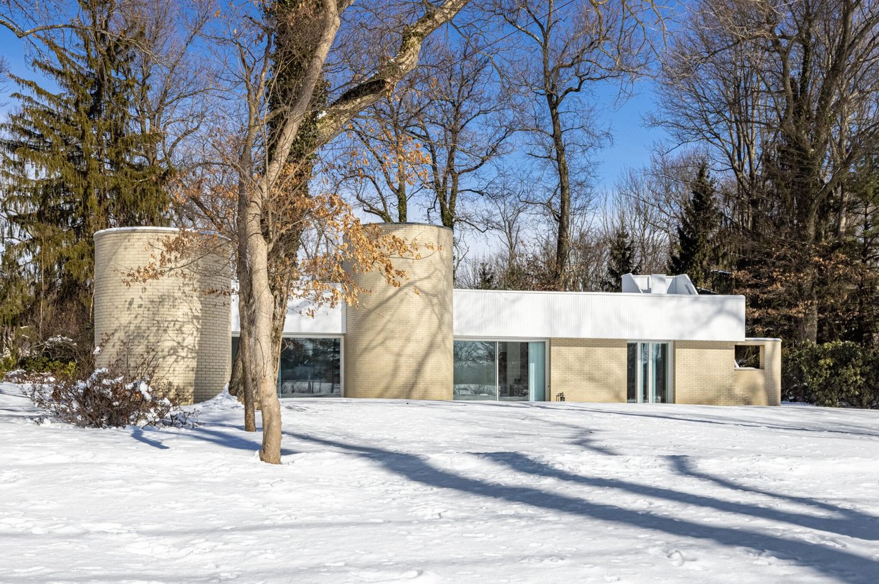 Spotlight on the Richard Meier House in Essex Fells, NJ