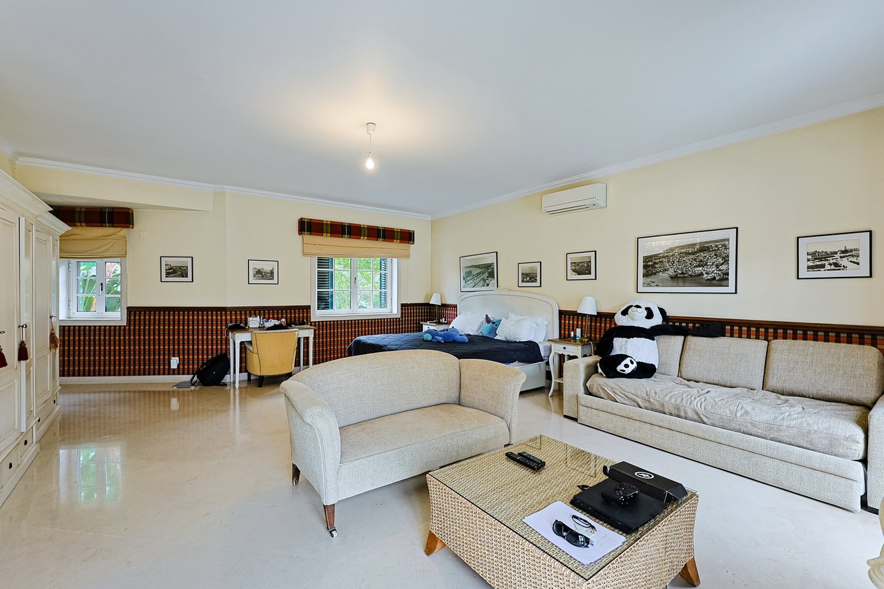 Spacious 8+2-Bedroom Villa with Pool for Rent in Cascais