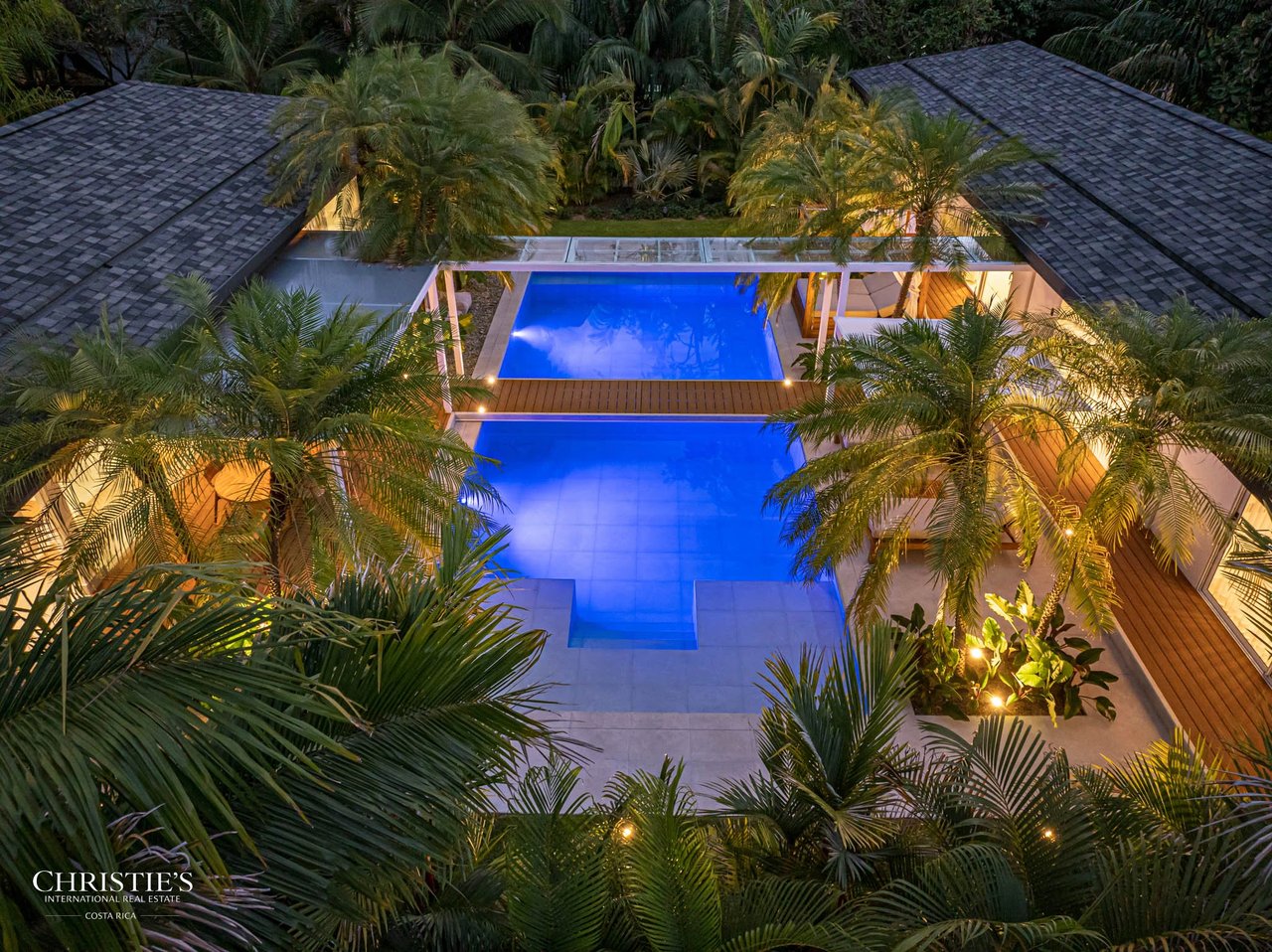 Modern Beachside Luxury Villa, Short Stroll to the Shore