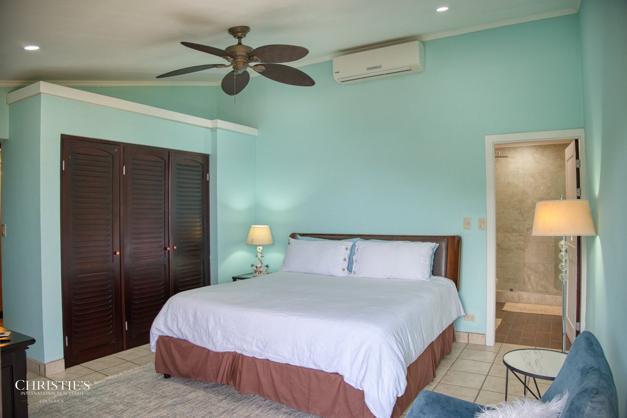 Exquisite Corner Townhouse with Panoramic Ocean Views – Faro Escondido