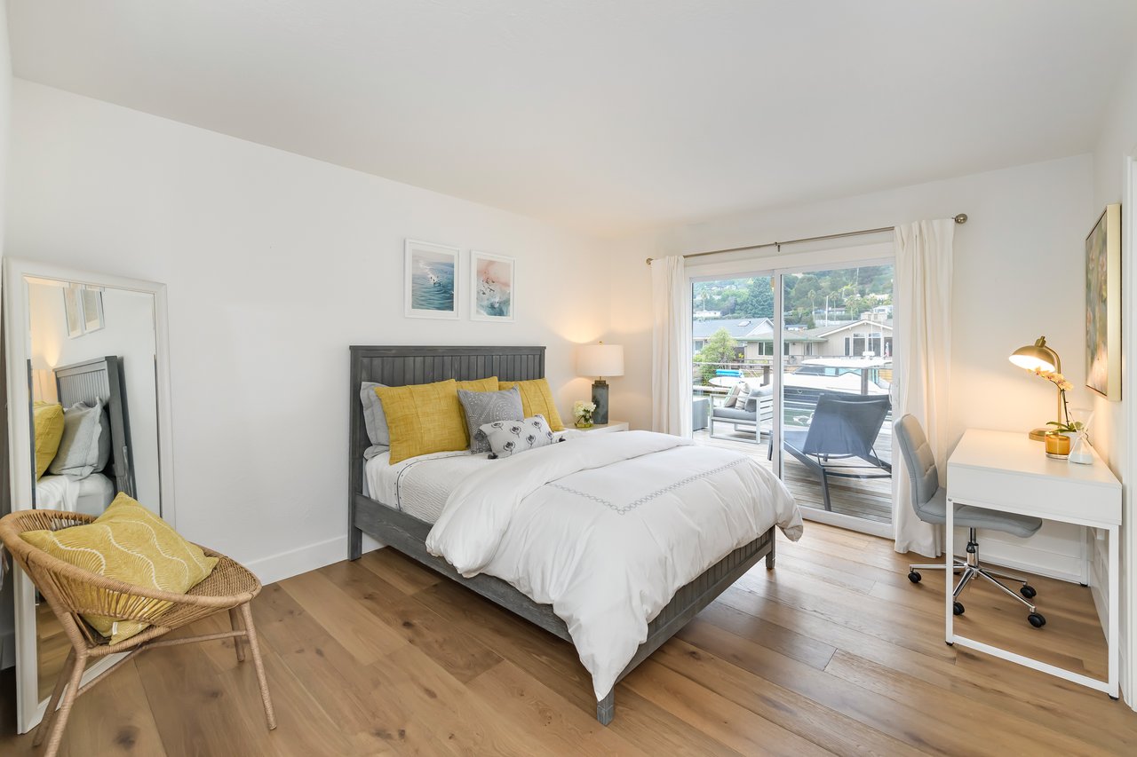 Refined Single-Level Waterfront Retreat