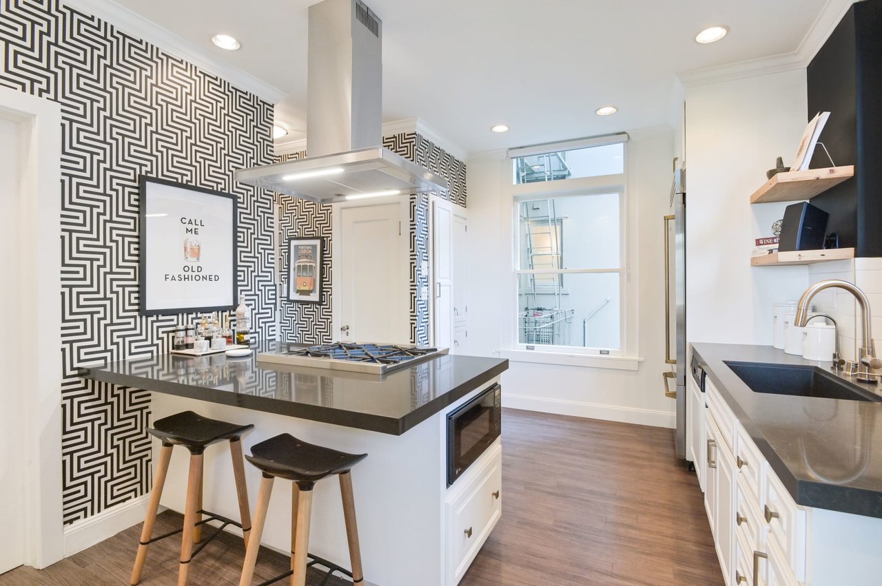 Grand Scale Pacific Heights Apartment