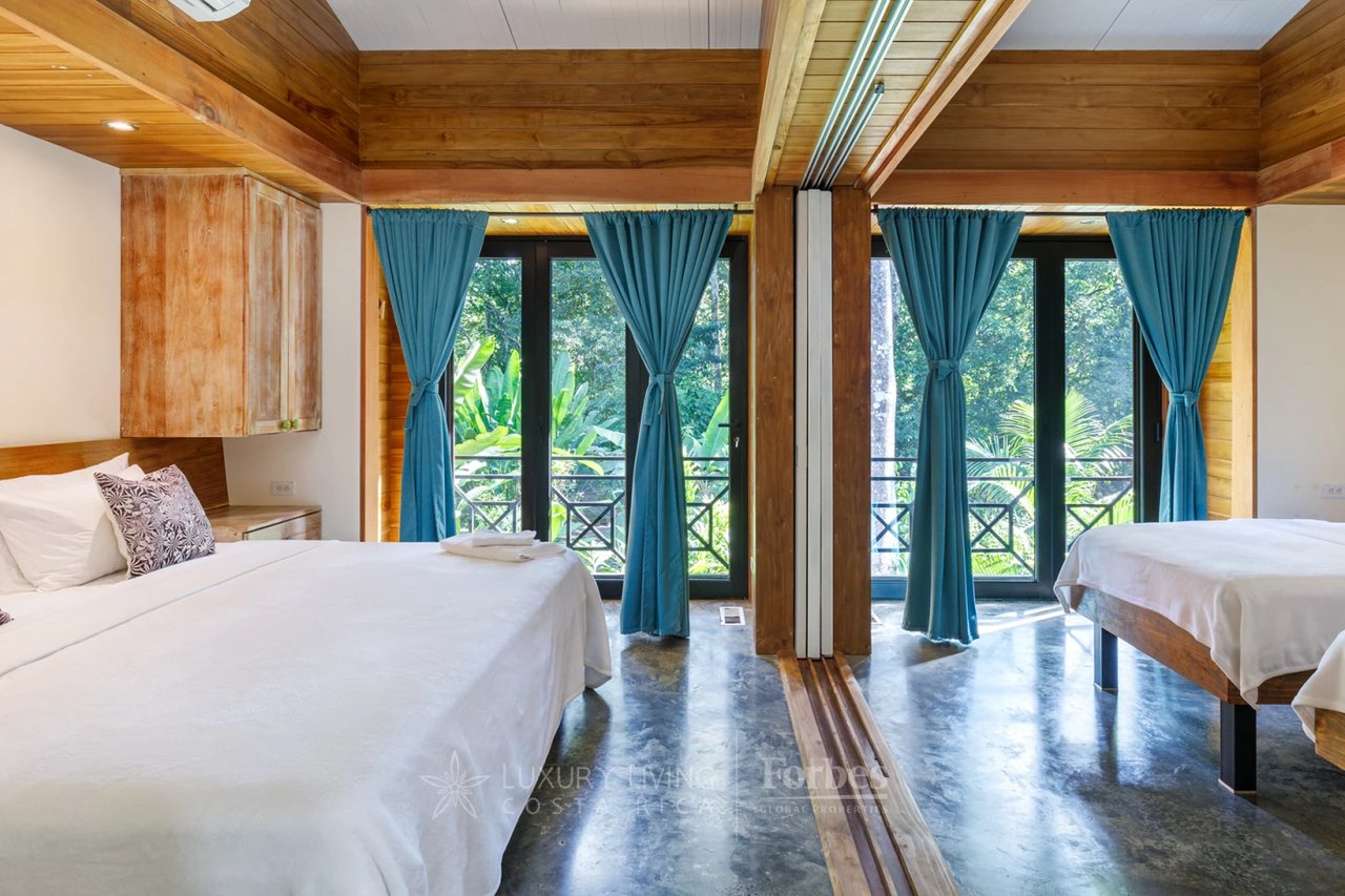 20391 - Property near the beach with hotel or private home potential