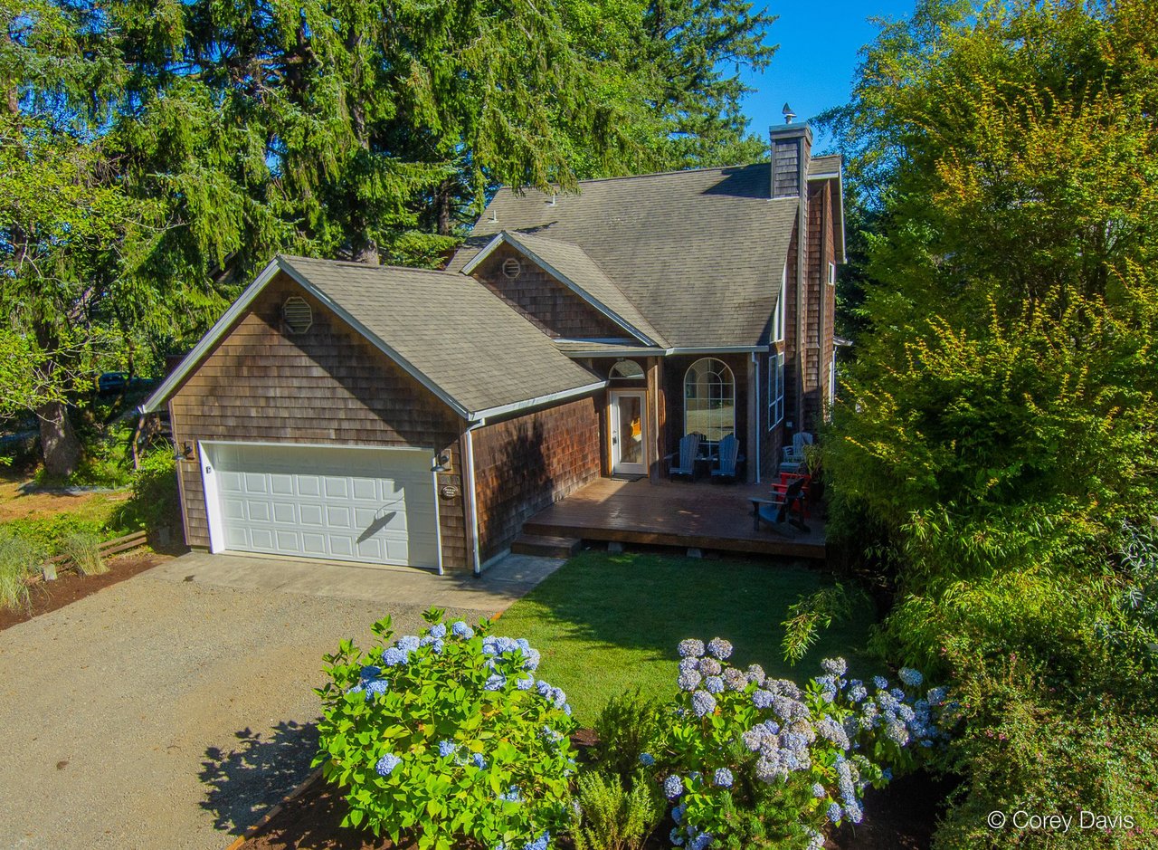 Sold Manzanita beach home at 9010 Windward Ln represented by Meadow Davis of Home + Sea Realty one block from the beach