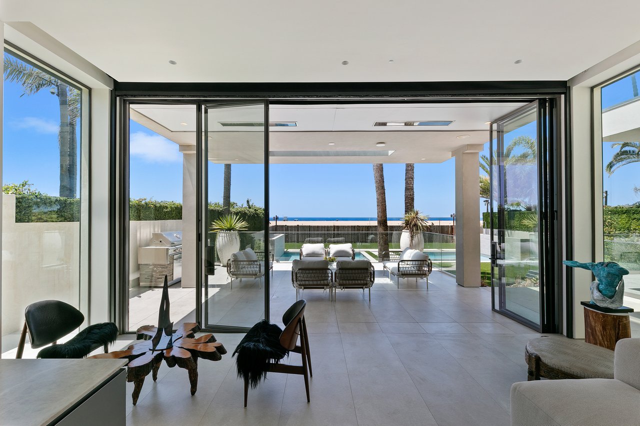 938 Palisades Beach Rd