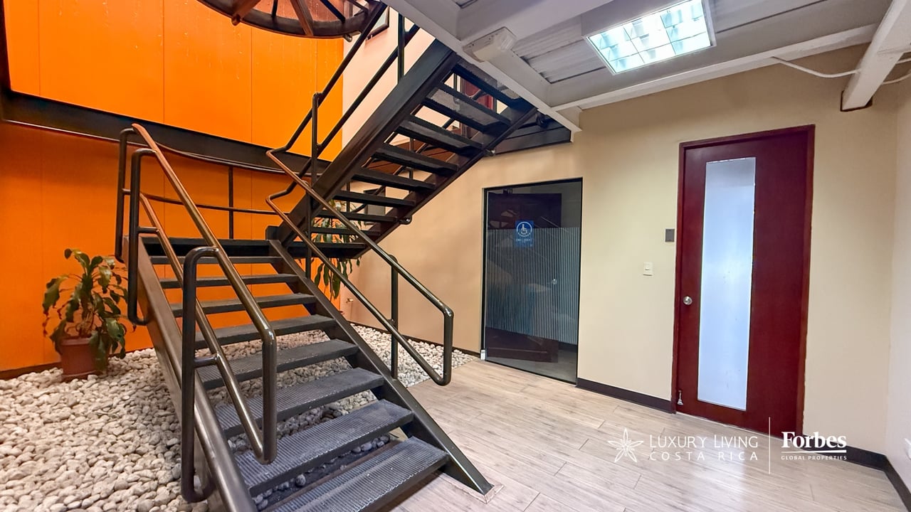 21581 - 3-Story Office/Warehouse with Easy Access to Route 27 in Guachipelin, Escazú