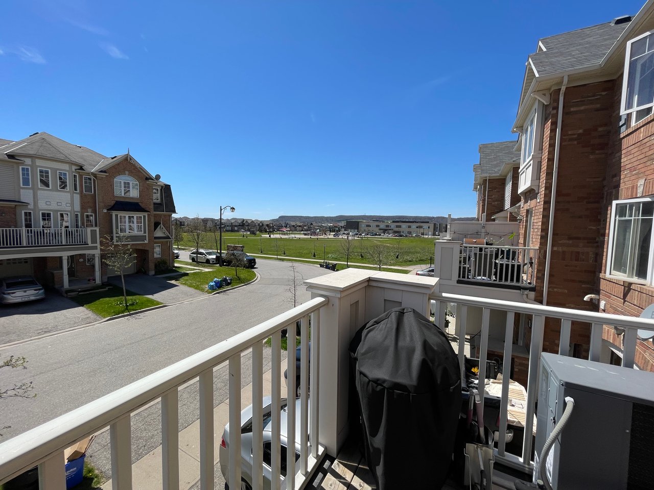 877 Willingdon Cres
