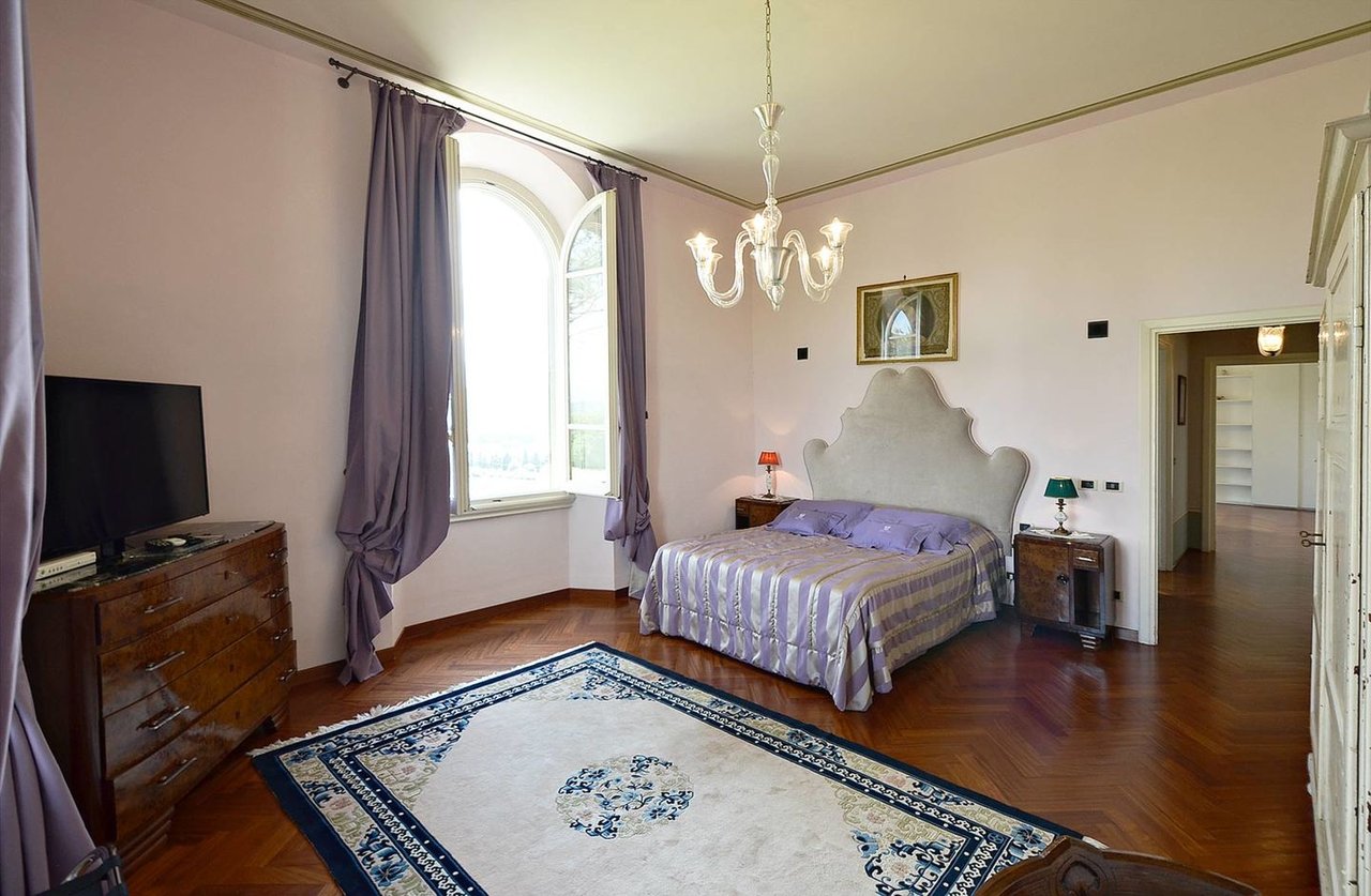 Gorgeous Florence Estate With Saltwater Pool