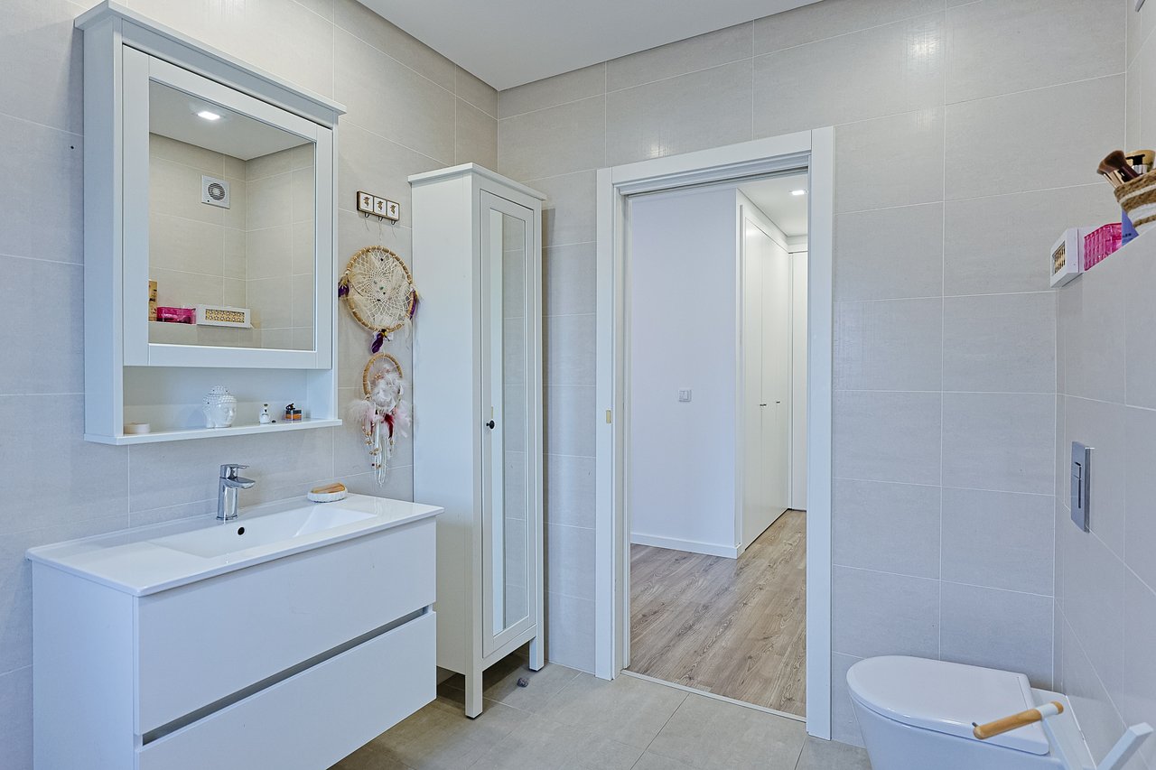 Modern 2-Bed, 2-Bath Apartment in Central Marinha Grande – Near Nazaré