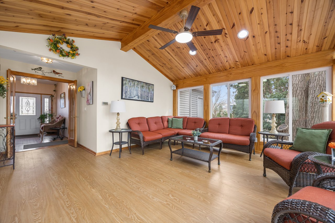 8000 Oakview Lane, Woodridge