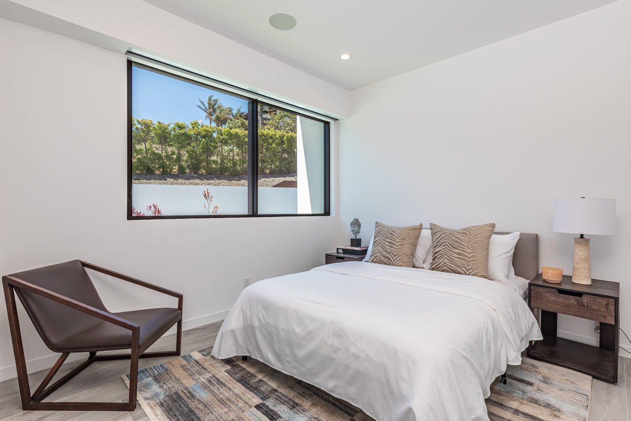 6156 Zumirez Dr