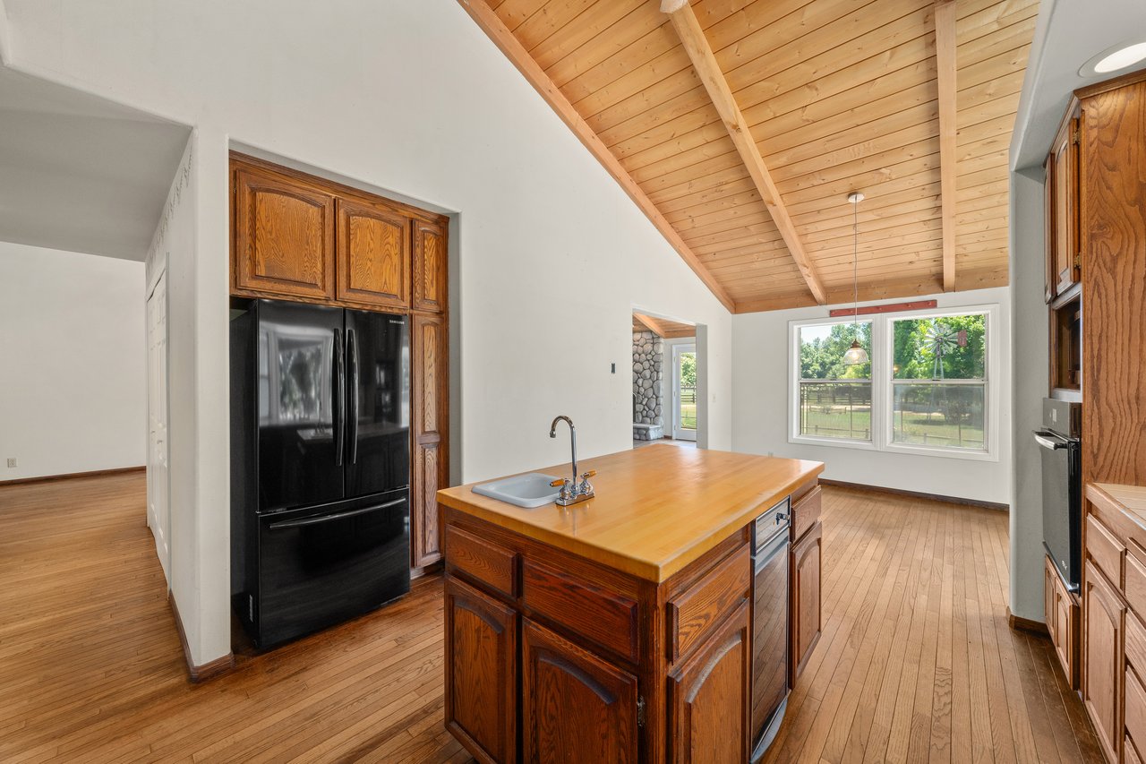 37797 Calle De Lobo