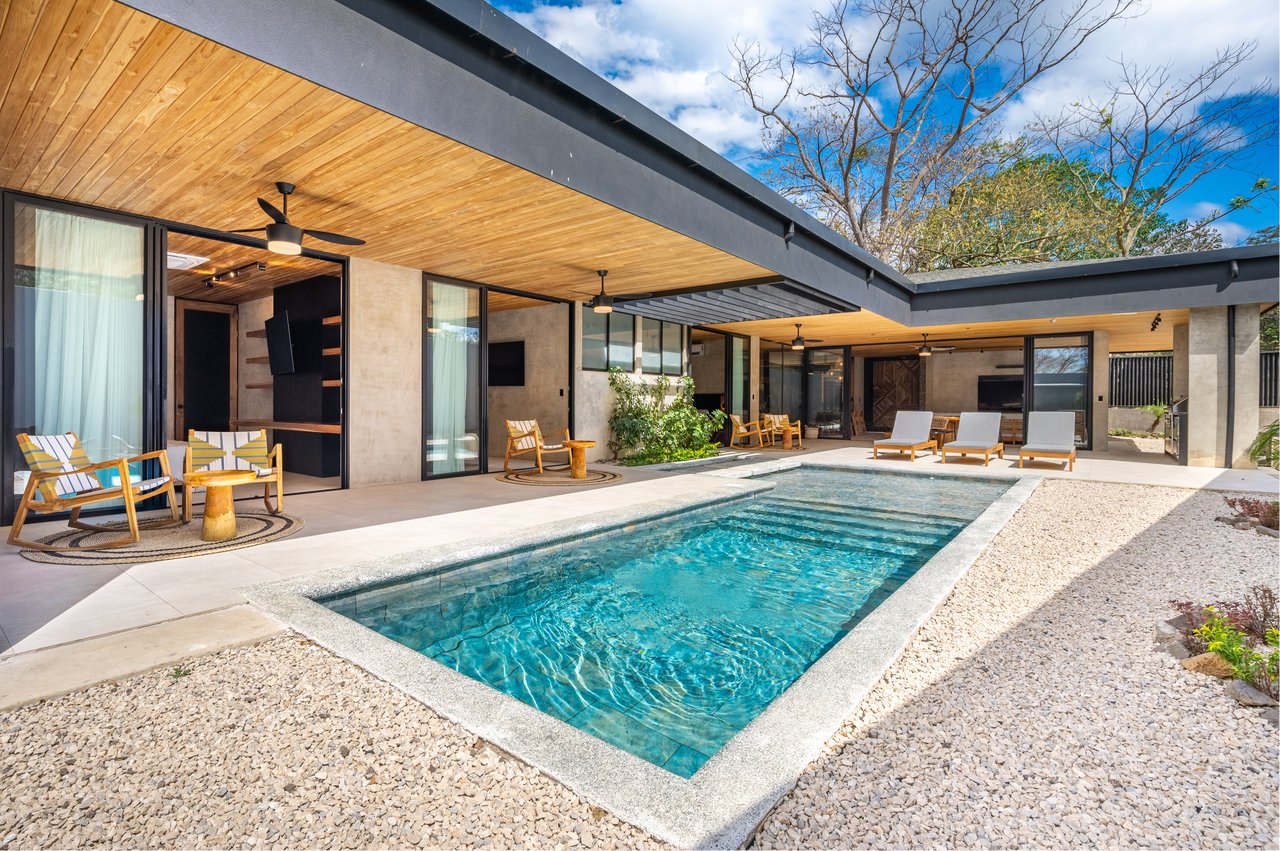 Casa Uchuva | Architectural Harmony of Wood, Stone, and Light