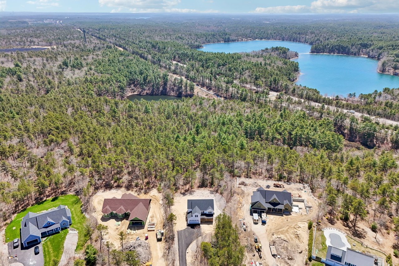 33 Seabiscuit Dr, Plymouth, MA 02360