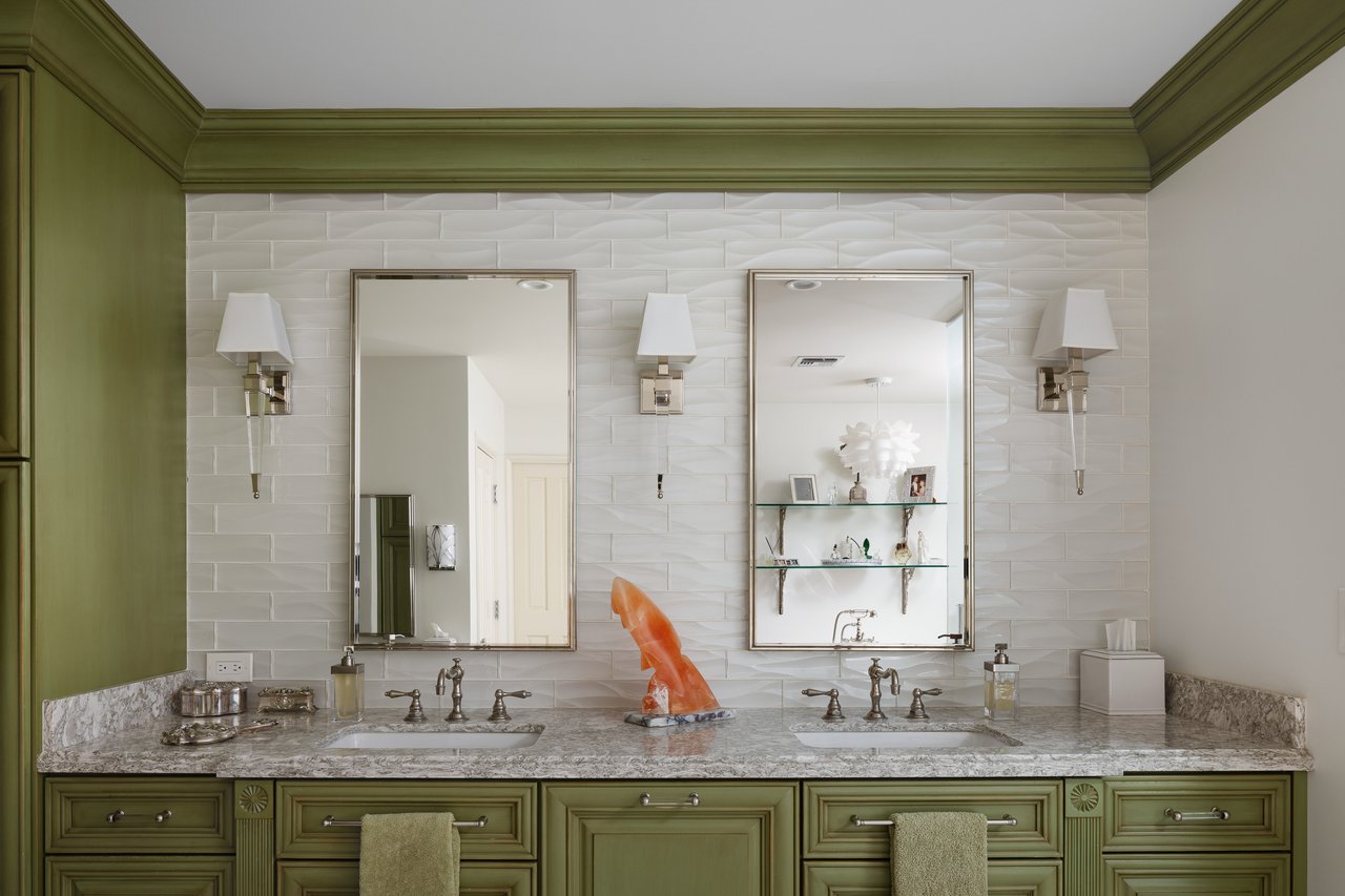 3042 N MANOR Drive E