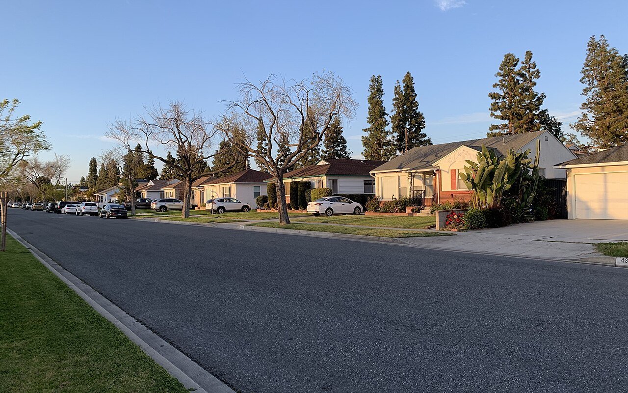 Residential street and detached houses in Lakewood, California