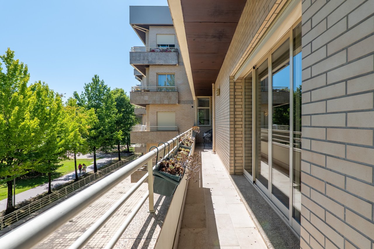 Spacious and Bright 4-Bedroom Apartment for Rent Near Colégio do Rosário