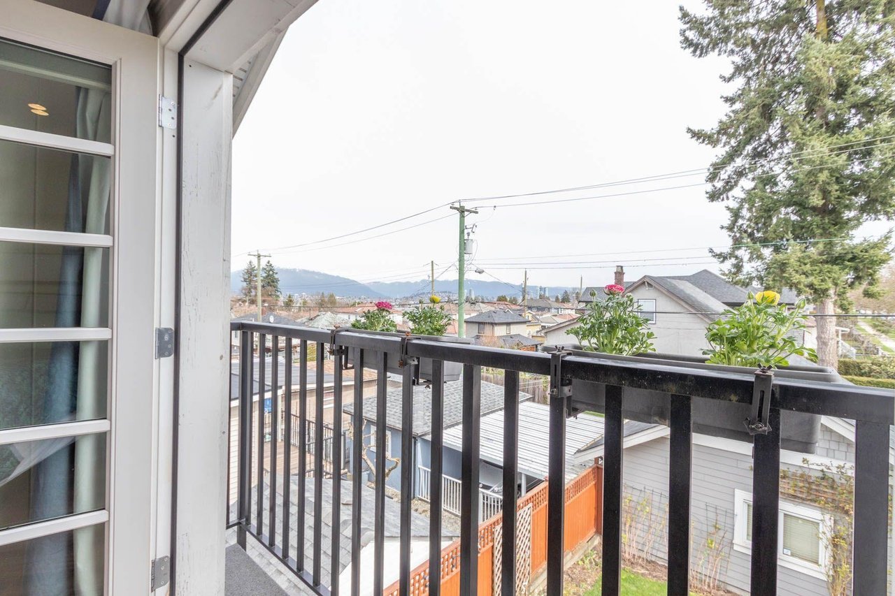 3896 Slocan St