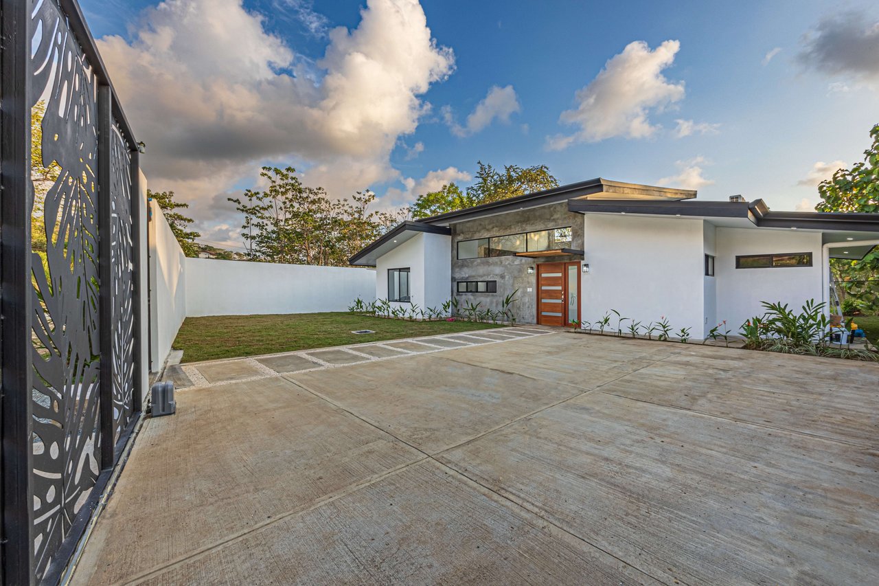 Brand new House in Uvita, 3 Bed, 2Bath. Walk to the Stores