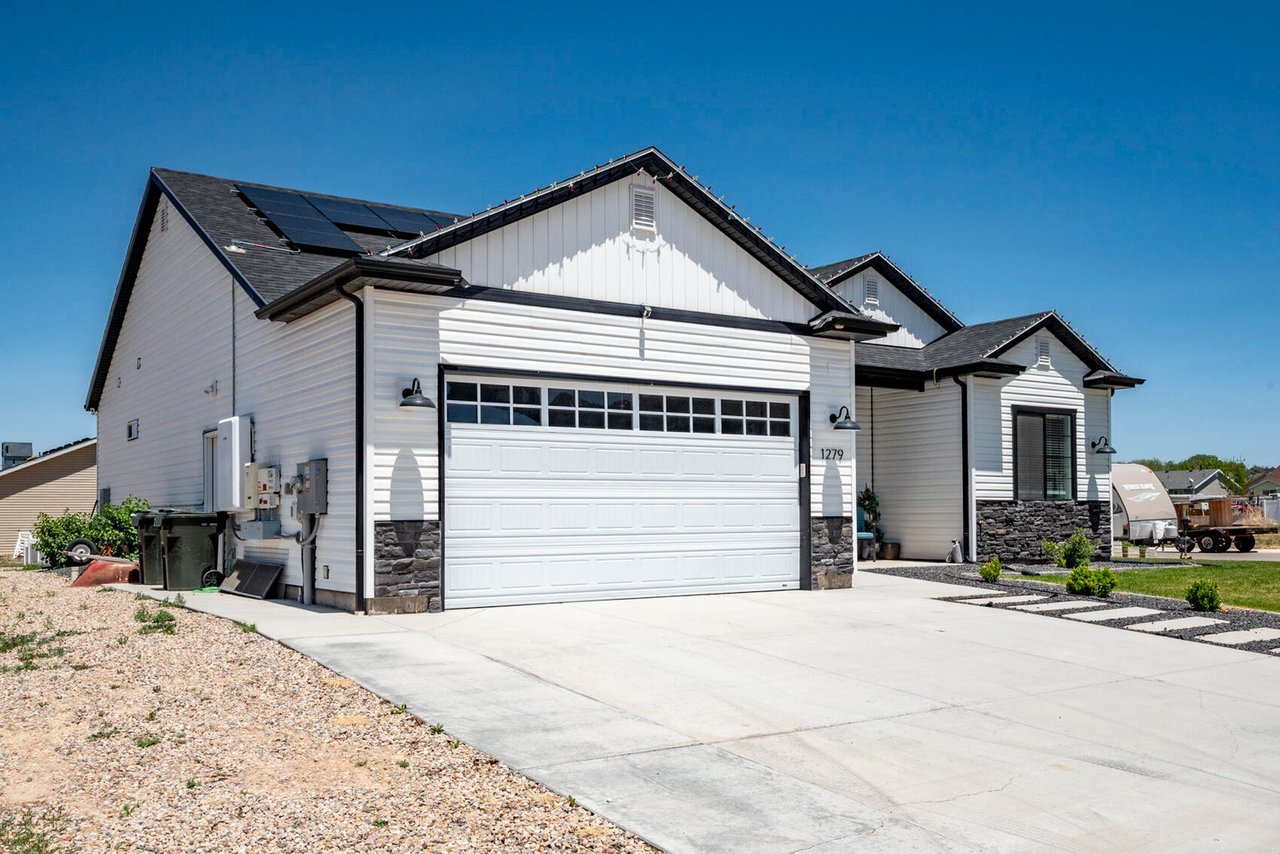 1279 E 4375 N