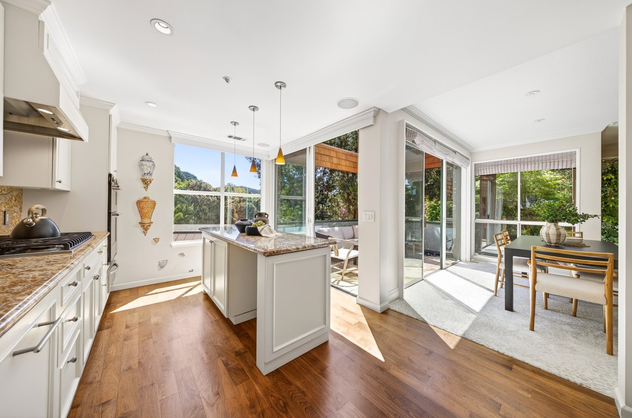 Luxurious End Unit in Point Tiburon
