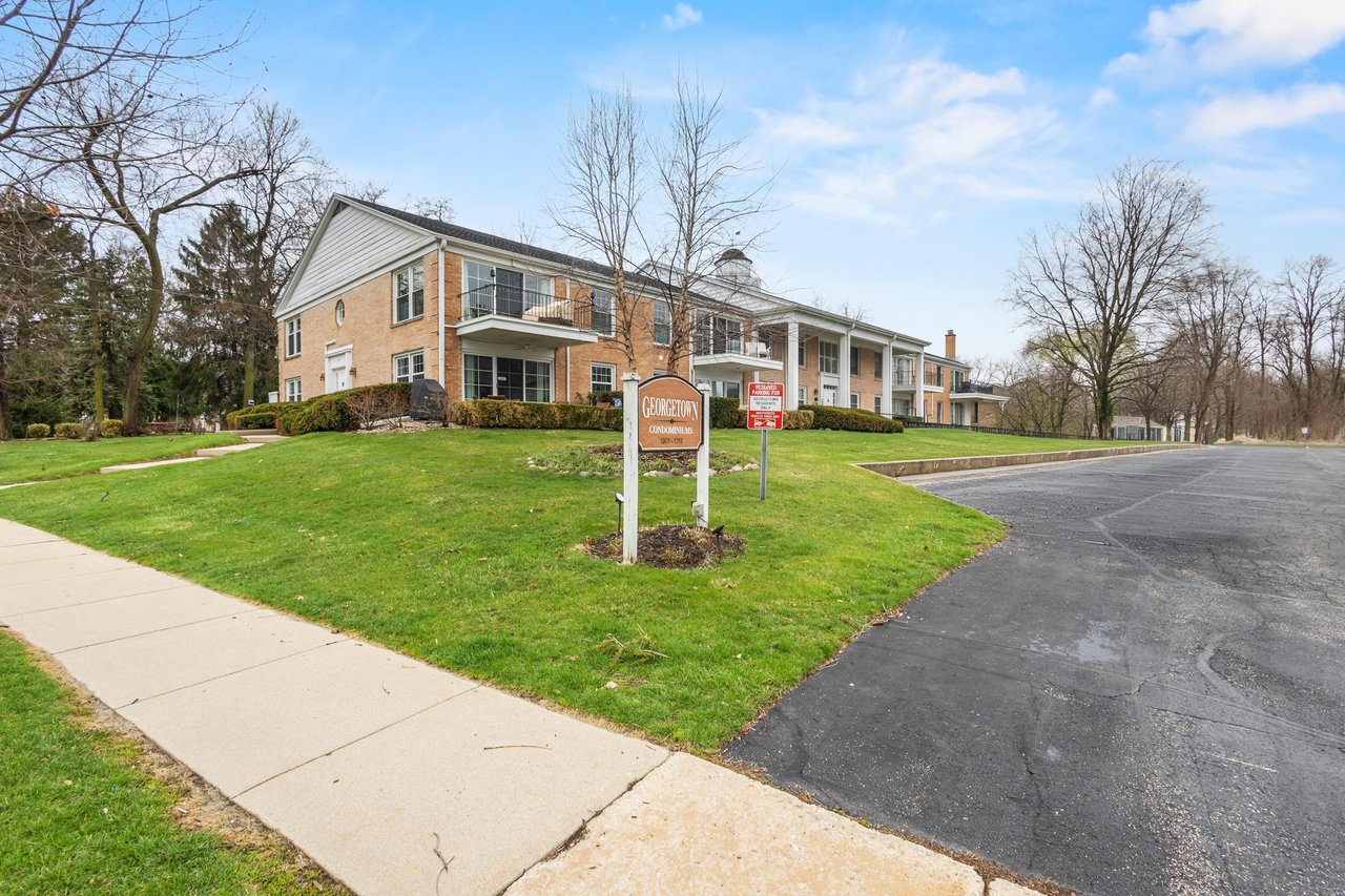 1305 W. Main St. Unit 202 Lake Geneva, WI 53147