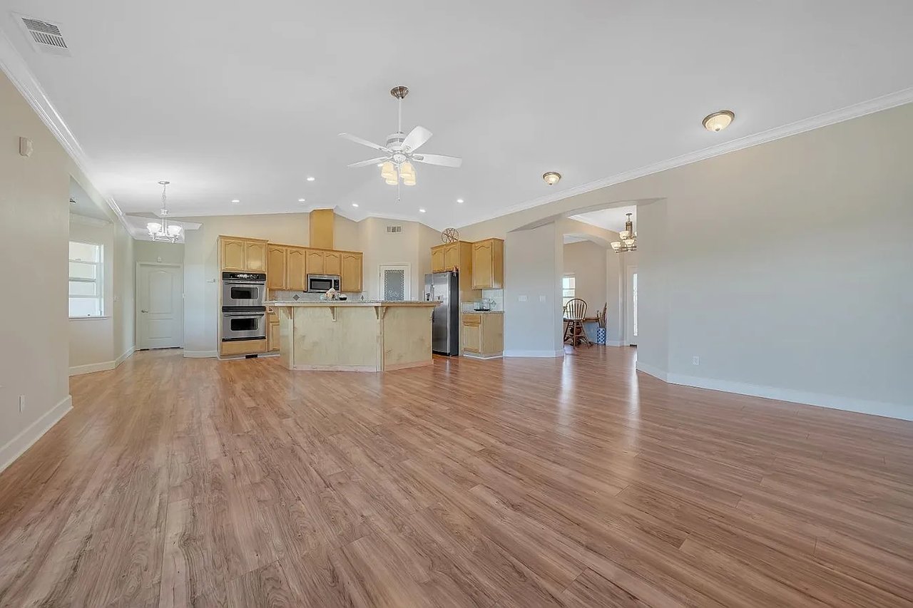 3221 Crestview Dr