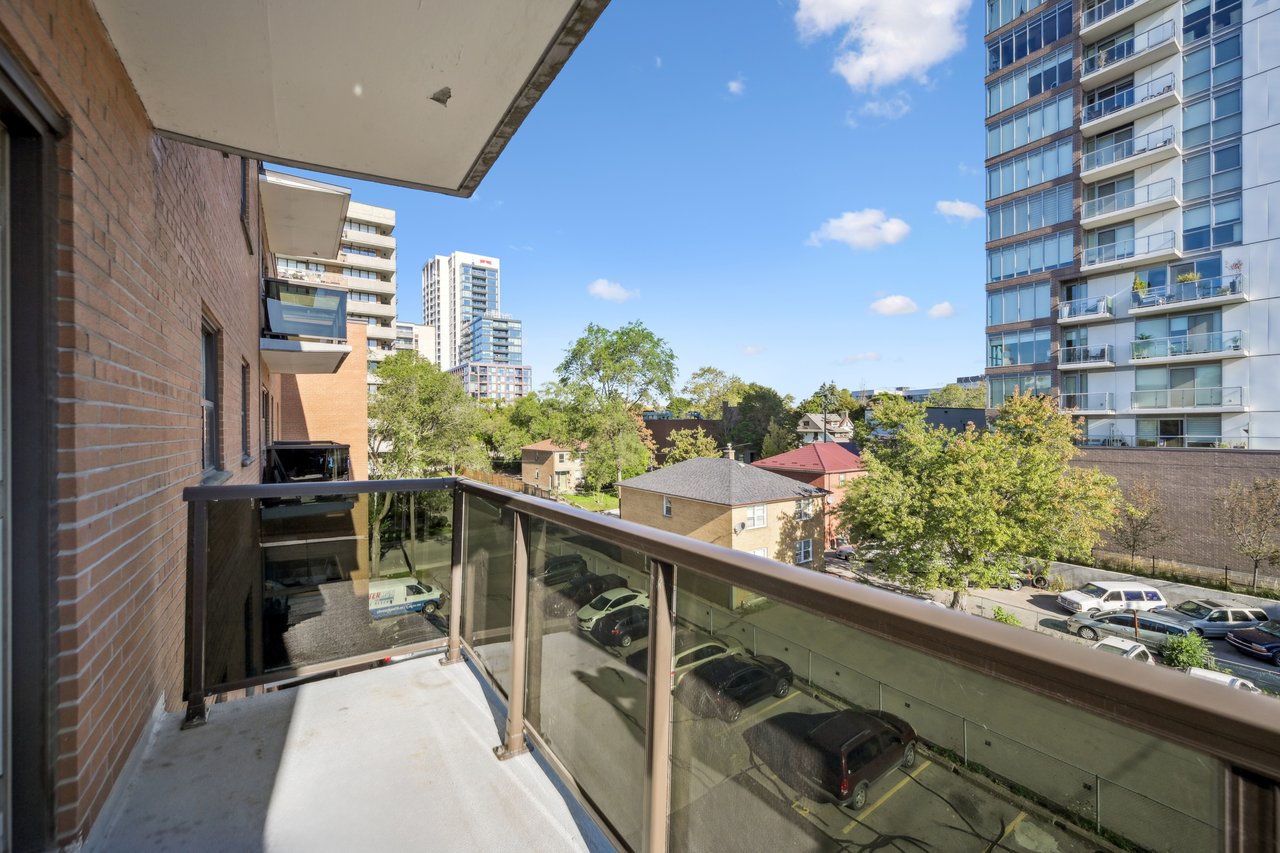 Bright 2 Bedroom Unit in Prime Port Credit Location