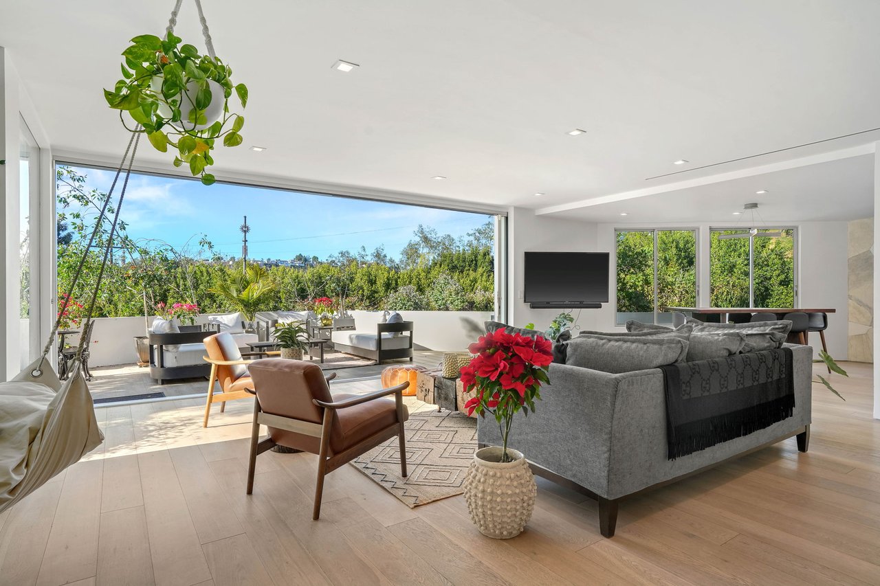 2615 La Cuesta Drive