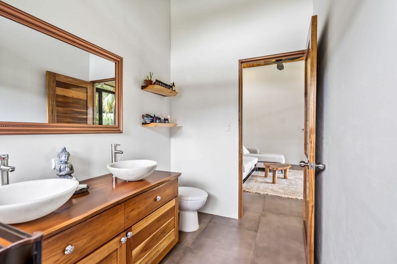 Bright & Peaceful 3-Bedroom Home With Separate Workshop/Office Space & Stunning Views Of The Lush Mountains In Easy-Access Location In Ojochal Costa Rica