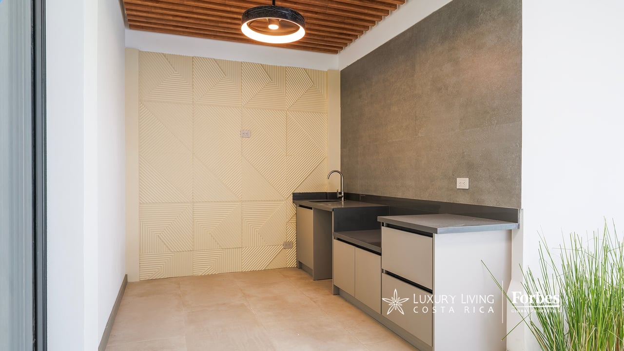 21468 - Remodeled 1-level house, 4 bedrooms, pool, terrace and garden