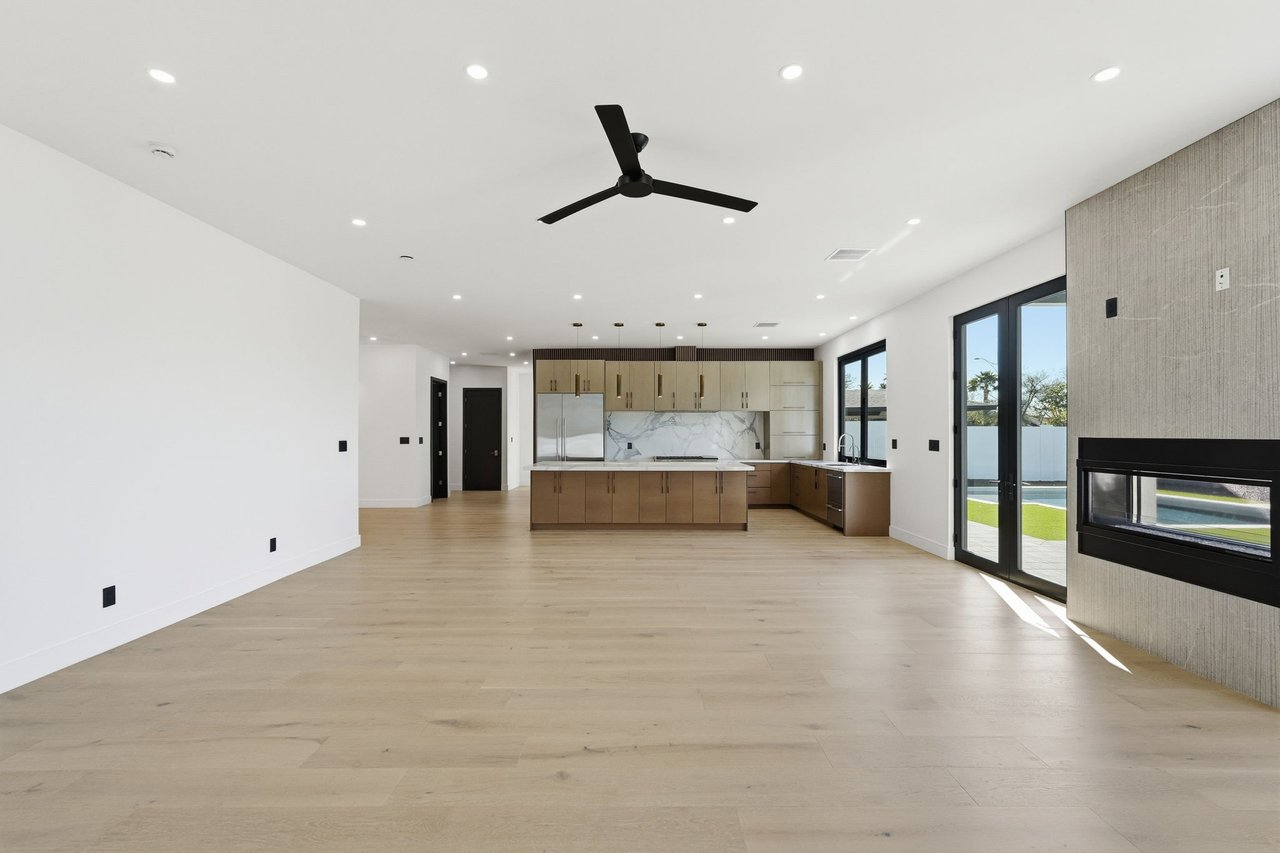 3106 N VALENCIA Lane