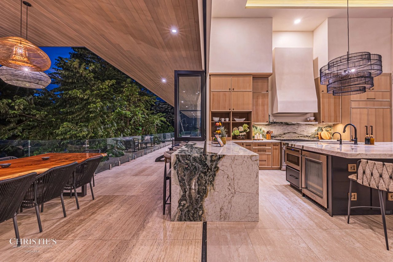 Majestic Cliff Residence Showcasing Spectacular Whitewater Views