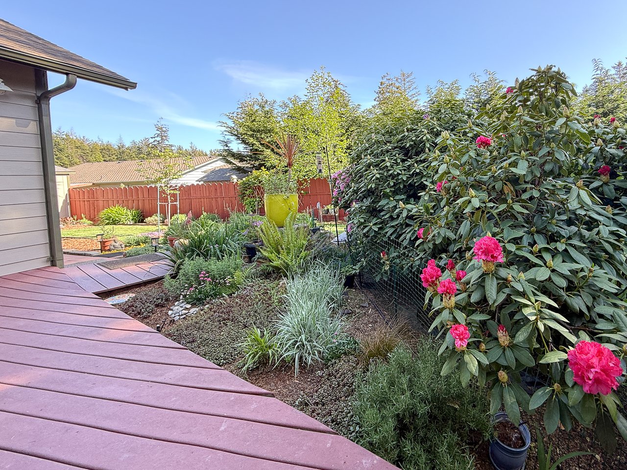 GORGEOUS 3 BEDROOOM HOME + GUEST SUITE IN GREAT EAST BANDON NEIGHBORHOOD!
