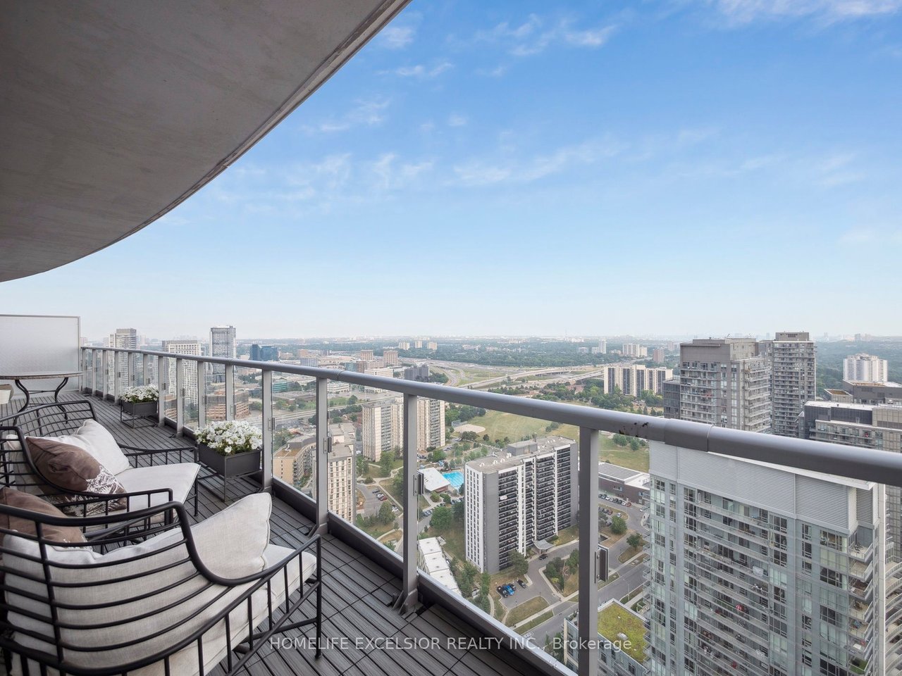 PENTHOUSE IN EMERALD CITY 