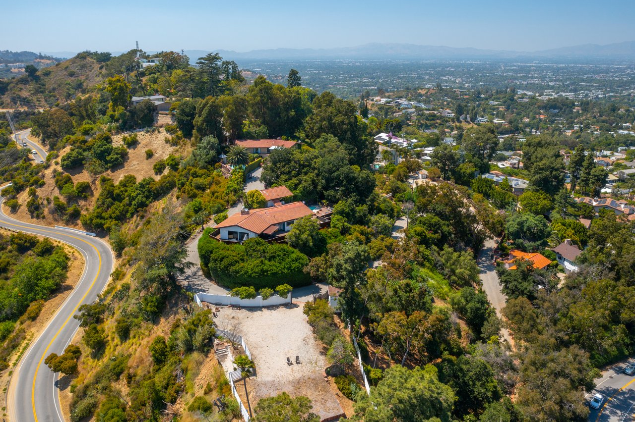 8207 Mulholland Dr