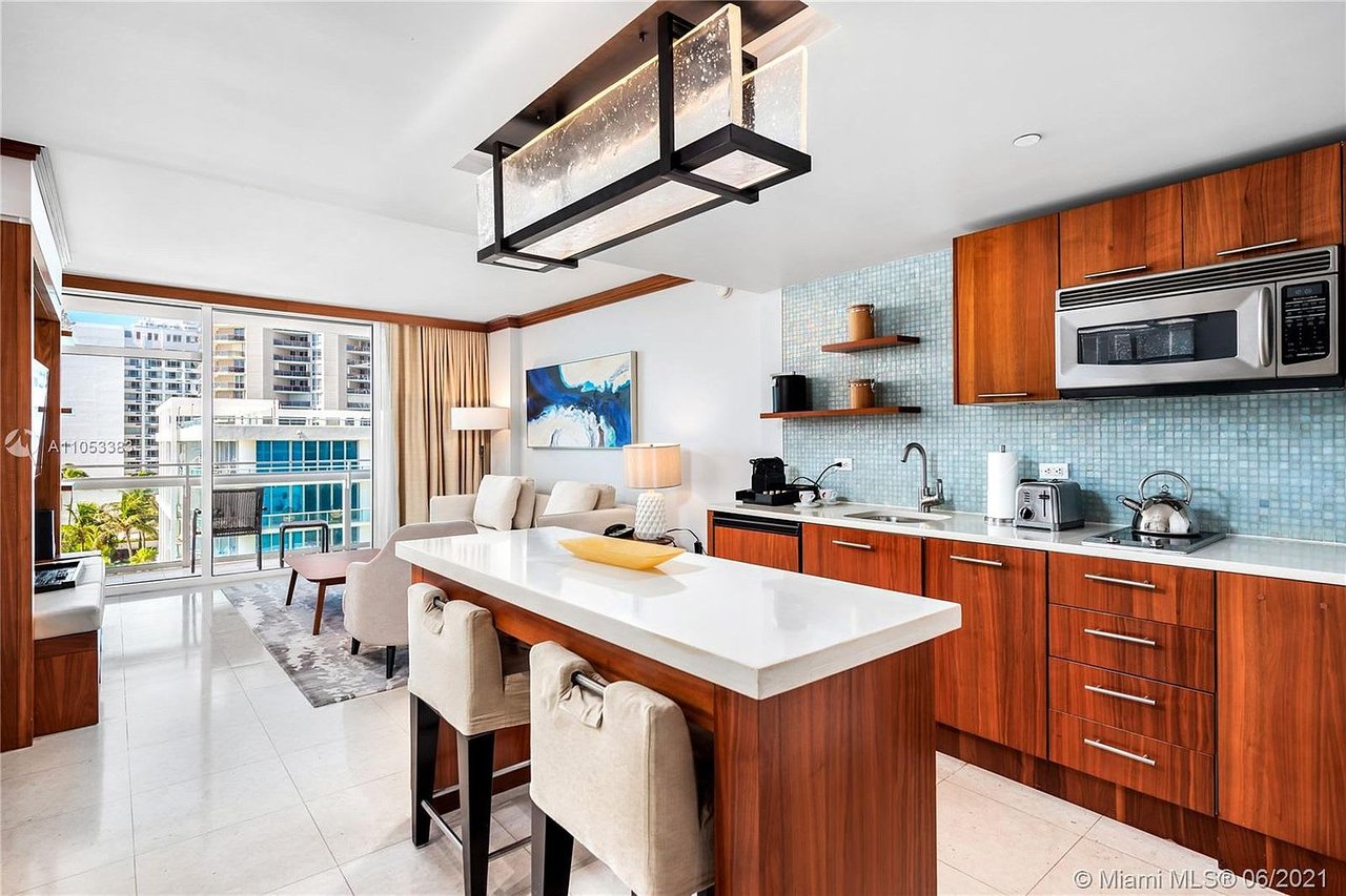 6801 Collins Ave Unit: 606