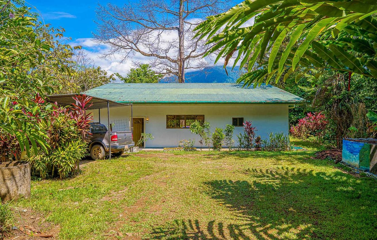 Charming 2-Bedroom Home in Ojochal, right off Finca Marañon, with stunning jungle & mountains views.