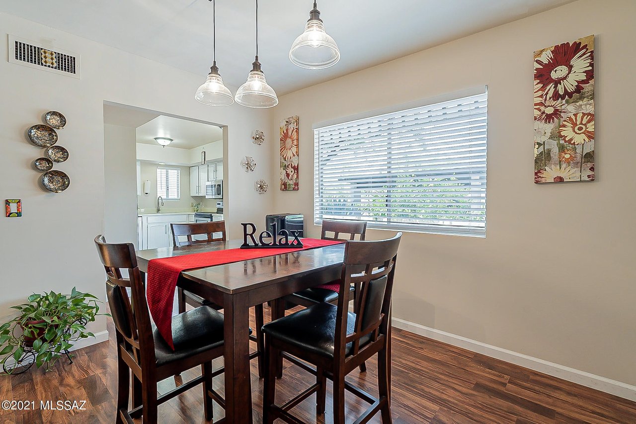 5582 N La Casita Dr